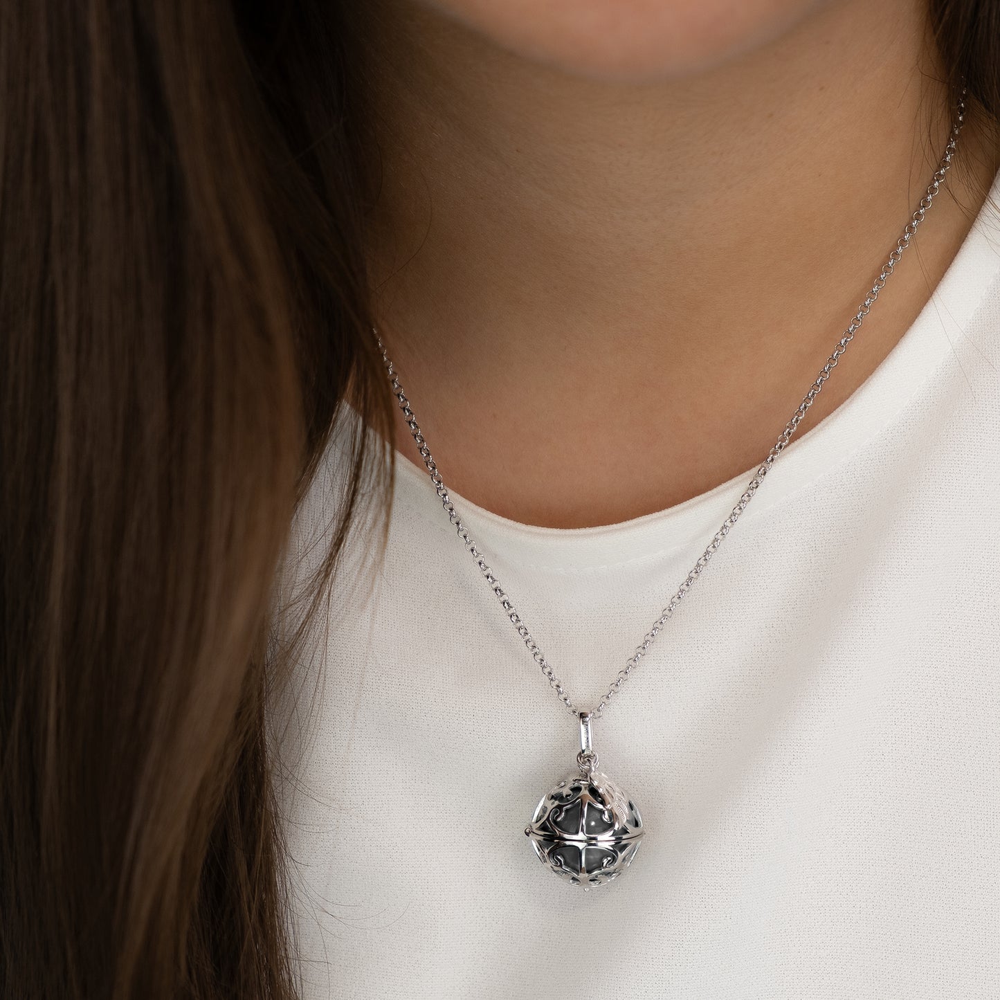 KETTE SILBER MIT FLÜGEL ANHÄNGER UND KLANGKUGEL IN PERLMUTTFARBEN IN GRAU