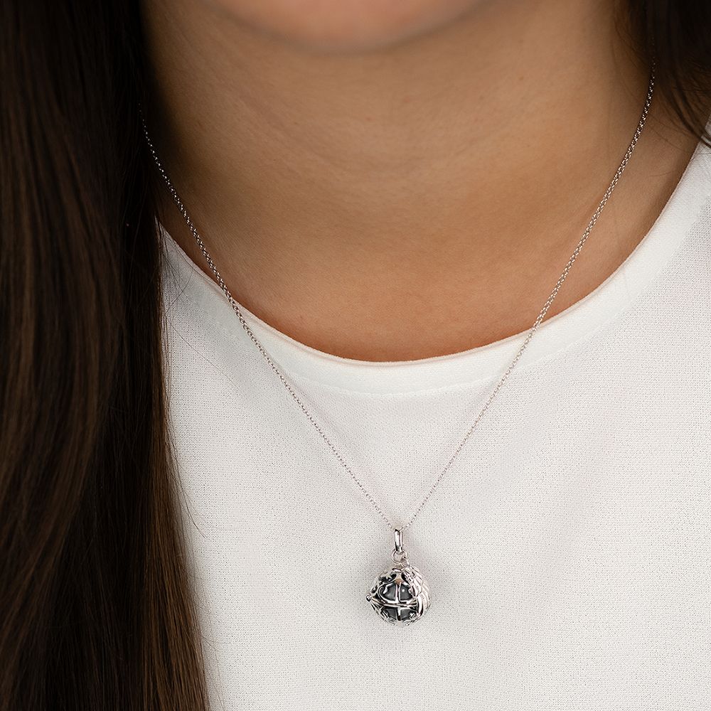 KETTE SILBER MIT FLÜGEL ANHÄNGER UND KLANGKUGEL XS IN PERLMUTTFARBEN IN GRAU